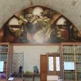 Una suora ci indica un affresco in fondo alla sala che ritrae alcune sorelle in compagnia di San Benedetto, la sua gemella Santa Scolastica e l�aquila di San Giovanni